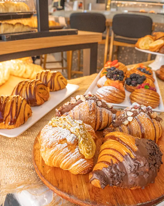 Bandeja de croissants e doces de uma padaria